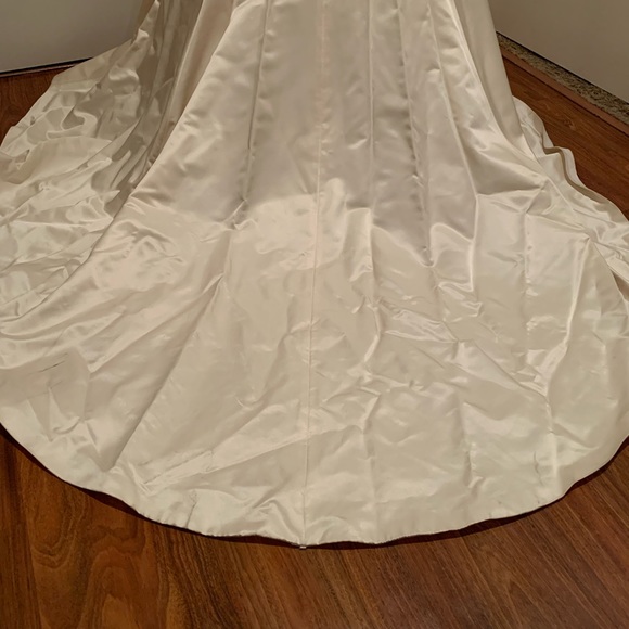 Jim Hjelm Wedding Dress 8916 - Picture 7 of 12